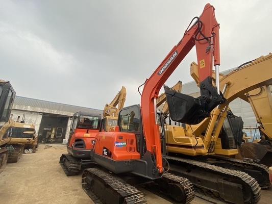 6 Ton Original Digunakan Doosan DX60 Crawler Excavator Dengan 39.7KW Mesin Daya Dan 0,21m3 Ember Kapasitas