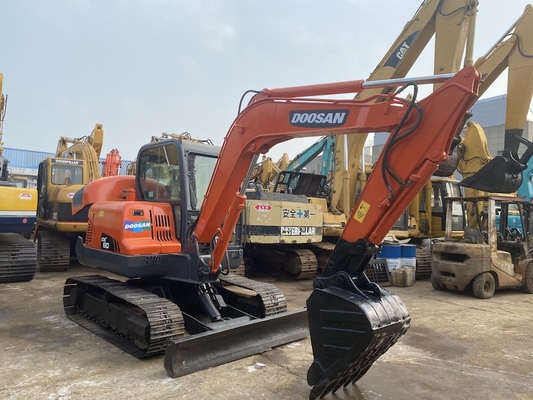 6 Ton Original Digunakan Doosan DX60 Crawler Excavator Dengan 39.7KW Mesin Daya Dan 0,21m3 Ember Kapasitas